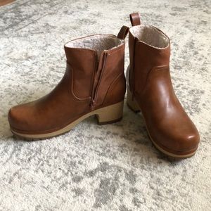 Heeled ankle boot. Heel: 2”